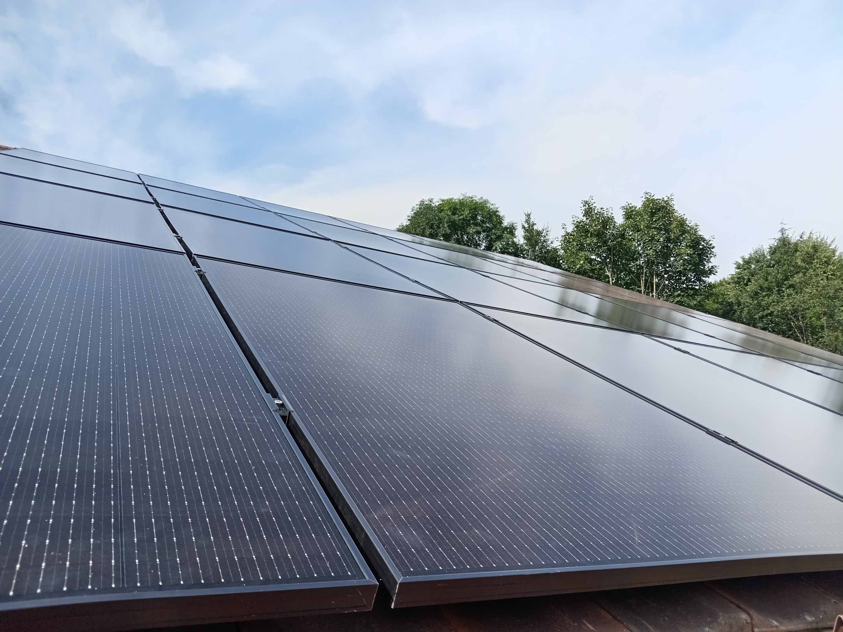 Panneaux photovoltaïques installés en toiture en Savoie par Bois Énergie Solaire Systèmes ENR